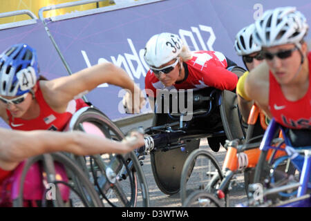 Edith Wolf de la Suisse (centre) dans le marathon en fauteuil roulant womens T54 au centre commercial de les jeux paralympiques de Londres 2012. Banque D'Images