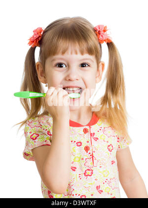 Cute kid girl brushing teeth isolé sur fond blanc Banque D'Images