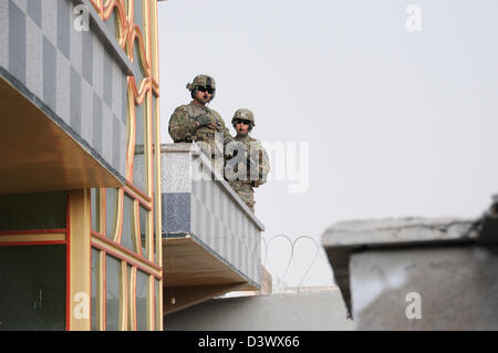 Les soldats de l'Armée US avec l'Équipe provinciale de reconstruction Farah surveiller pendant une patrouille de sécurité le 25 février 2013 dans la ville de Farah, l'Afghanistan. Banque D'Images