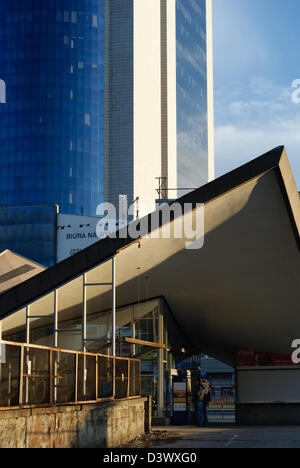 Toit moderne au-dessus de la gare Warszawa Ochota et tours de Varsovie Banque D'Images