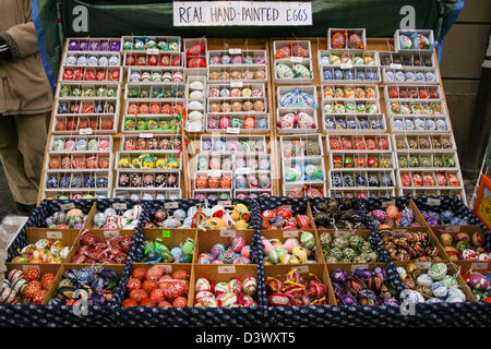 Du vrai peints à la main les oeufs de pâques, la République Tchèque - Prague market Banque D'Images