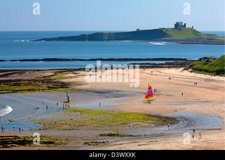 Vue depuis Newton basse-by-the-Sea vers Château de Dunstanburgh, Northumberland Banque D'Images