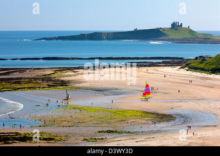 Vue depuis Newton basse-by-the-Sea vers Château de Dunstanburgh, Northumberland Banque D'Images