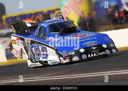 Chandler, Arizona, USA. 24 février 2013. Robert Hight pendant l'Arizona NHRA Nationals - Mello Yello Drag Racing Series éliminatoires finale à Firebird International Raceway à Chandler, Arizona. Credit : Action Plus de Sports / Alamy Live News Banque D'Images