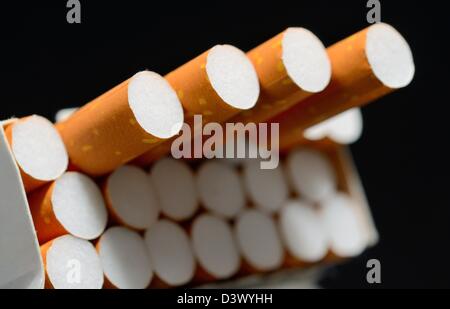 Libre coup de paquet de cigarettes blanches sur un fond noir. Banque D'Images