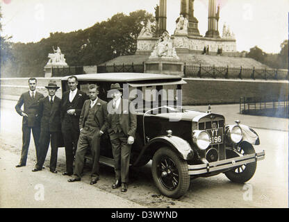 Cette photographie, qui fait partie de la collection spéciale Louis E. Slim Gordon, capture un moment historique à Londres, en Angleterre, offrant un aperçu de la vie au début du XXe siècle en Angleterre. La collection conserve de précieuses photographies historiques de la vie anglaise. Banque D'Images