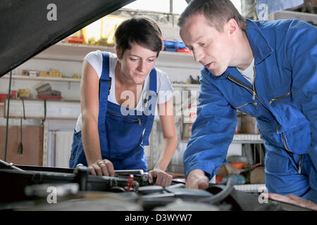 Les petites entreprises de fabrication de réparation garage voiture Banque D'Images