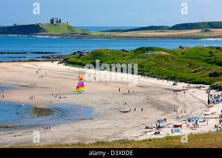 Vue depuis Newton basse-by-the-Sea vers Château de Dunstanburgh, Northumberland Banque D'Images