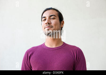 Portrait de jeune adulte-mexicaine à poil long mâle américain avec expression de demi-sourire, le doute, et de jeu Banque D'Images
