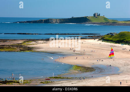 Vue depuis Newton basse-by-the-Sea vers Château de Dunstanburgh, Northumberland Banque D'Images