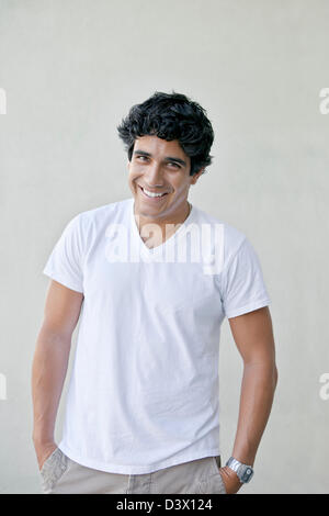 Smiling portrait de jeune adulte mâle américain-mexicain habillés en blanc T-shirt kaki et Banque D'Images