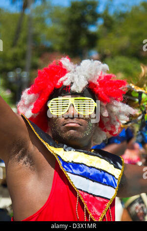 Danseurs dans des costumes colorés au Sandals Antigua, Antigua, Antilles Banque D'Images