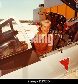 Cette photographie de la collection spéciale Barbara Kibbee Jayne montre le Grumman F-14 Tomcat (BuNo 160395) pendant son service dans la marine américaine. Le F-14, connu pour son aile à flèche variable, était un avion de chasse clé dans l'aviation navale américaine pendant la guerre froide. Banque D'Images
