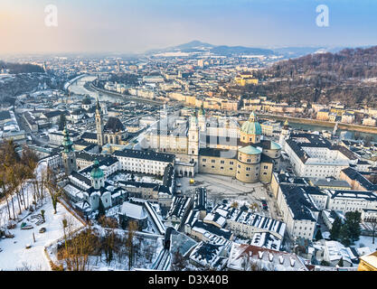 Vue aérienne de la vieille ville de Salzbourg à partir de la forteresse de Hohensalzburg, Autriche Banque D'Images