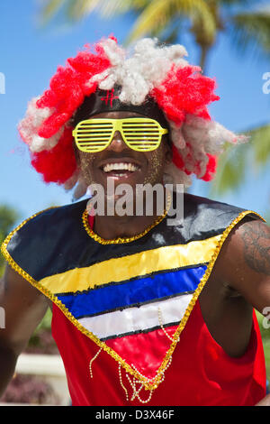 Danseurs dans des costumes colorés au Sandals Antigua, Antigua, Antilles Banque D'Images