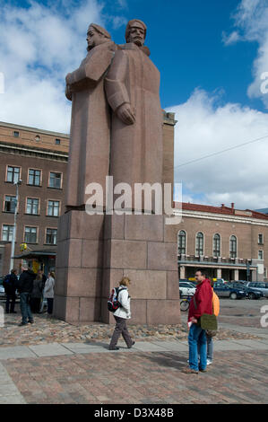 Monument soviétique de la Latvian Riflemen rouge sur Rātsaukums ( Place de l'Hôtel de Ville) dans la vieille ville de Riga, Riga,Lettonie,États Baltes Banque D'Images