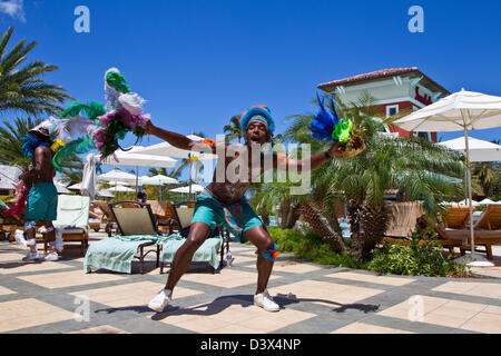 Danseurs dans des costumes colorés au Sandals Antigua, Antigua, Antilles Banque D'Images