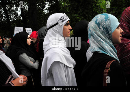 Les femmes musulmanes voilées écouter un orateur lors d'un rassemblement devant l'ambassade américaine à Londres. Banque D'Images