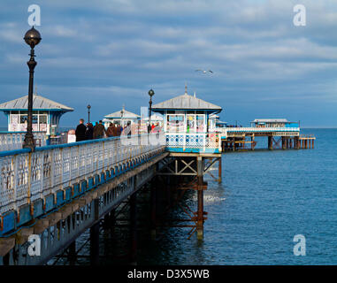 Jetée de Llandudno Conwy dans le Nord du Pays de Galles UK qui a ouvert ses portes en 1877 et à 700 mètres est la plus longue jetée au Pays de Galles Banque D'Images