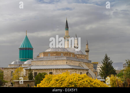 Tombe de Rumi fondateur Mevlevi au musée de Mevlana et mosquée Selimiye Aziziye avec minarets Konya Turquie Banque D'Images