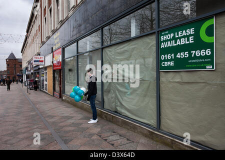 Location disponible personnes et les rues et les boutiques du centre-ville de Warrington en déclin. Quartier dans la région de Cheshire, Angleterre, Royaume-Uni Banque D'Images