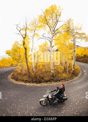 Caucasian couple riding Banque D'Images