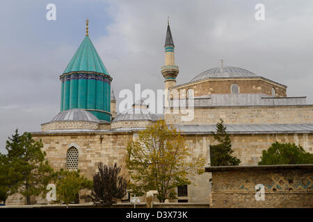 Sol carrelé bleu tombe de derviche Mevlana Rumi ou fondateur maintenant un ancien mur de musée avec Dede tomb Konya Turquie Banque D'Images