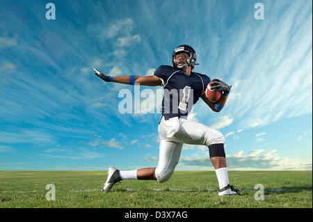 African American football player le point sur terrain Banque D'Images