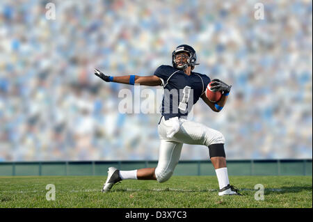 African American football player le point sur terrain Banque D'Images