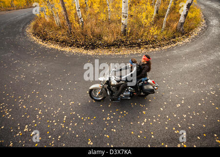 Caucasian couple riding Banque D'Images