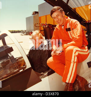 Cette image fait partie de la collection spéciale Barbara Kibbee Jayne et montre le Grumman F-14 Tomcat en vol, soulignant la conception de l’avion et son rôle important dans l’aviation navale américaine. Banque D'Images