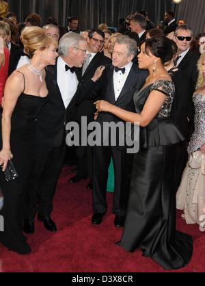 Los Angeles, Californie, USA. 24 février 2013. Réalisateur Steven Spielberg, femme, Kate Capshaw, l'Acteur ROBERT DENIRO,épouse GRACE HIGHTOWER à la 85e Academy Awards tenue à l'Hollywood & Highland complexe. (Crédit Image : Crédit : Paul Fenton/ZUMAPRESS.com/Alamy Live News) Banque D'Images