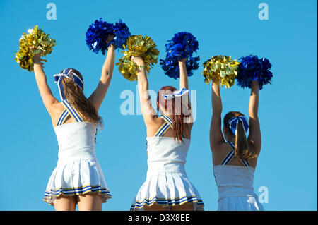 Caucasian cheerleaders pratiquer ensemble Banque D'Images