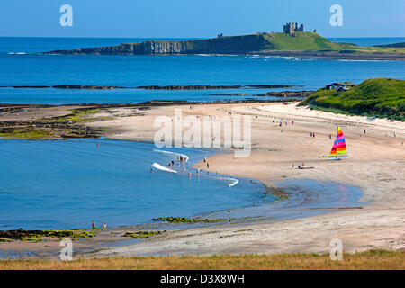Vue depuis Newton basse-by-the-Sea vers Château de Dunstanburgh, Northumberland Banque D'Images