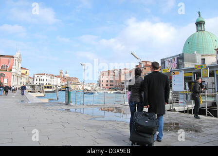 Un couple se tient sur le côté du grand canal à Venise Banque D'Images