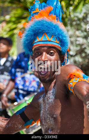 Danseurs dans des costumes colorés au Sandals Antigua, Antigua, Antilles Banque D'Images