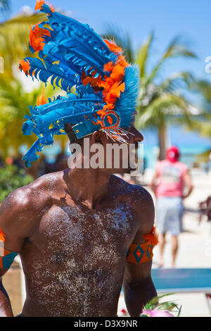 Danseurs dans des costumes colorés au Sandals Antigua, Antigua, Antilles Banque D'Images