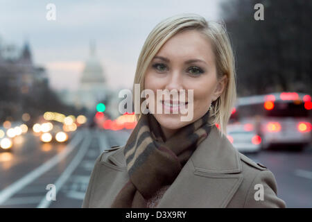 Jeune femme professionnel à Washington DC avec capitole derrière. Banque D'Images