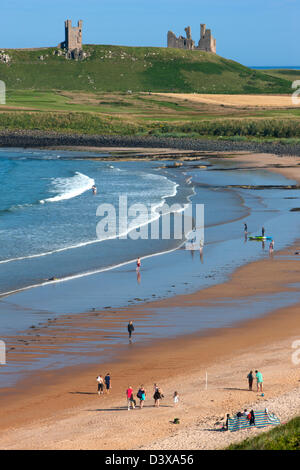 Embleton Bay et Château de Dunstanburgh, près de Embleton, Northumberland Banque D'Images