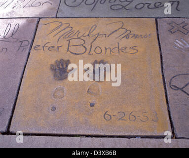 Marilyn Monroe imprime sur la chaussée au théâtre chinois de Grauman, Hollywood, Los Angeles, Californie, États-Unis d'Amérique Banque D'Images