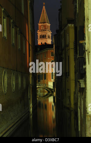 Campanile St Marc à Venise est vu la nuit d'un canal près de la Place St Marc. Banque D'Images