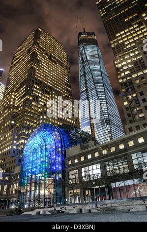 New York, USA. 25 février 2013. Vues de la nuit autour de 1 World Trade Center à Manhattan, New York. Crédit : Patrick Morisson / Alamy Live News Banque D'Images