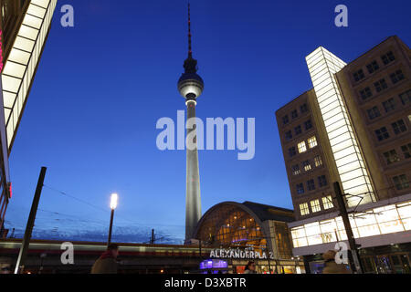 Berlin, Allemagne, la tour de télévision de l'Alexanderplatz et la gare de nuit Banque D'Images