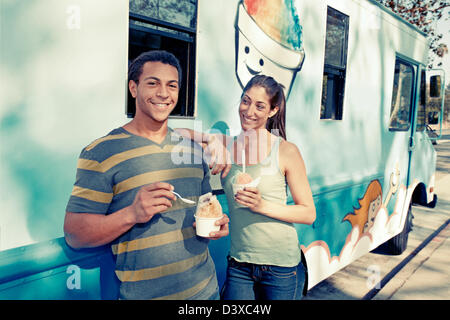 Couple eating ice cream de chariot Banque D'Images