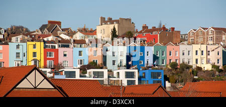 Rangée de maisons colorées à proximité du port, rues de la région de Bristol , Bristol, Angleterre, Royaume-Uni, UK Banque D'Images