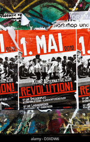 Des affiches appelant à une révolution pour le premier mai 2012 à Hambourg, Allemagne, le 1 mai 2012. Banque D'Images
