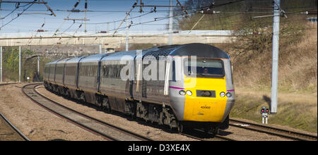 La catégorie 43 302 à travers les tempêtes de sable, Bedfordshire avec un service de la côte Est à destination de London Kings Cross le 15 février 2013 Banque D'Images