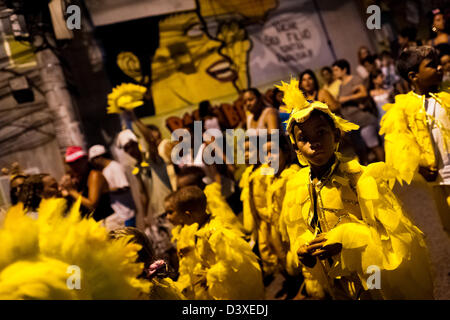 Les enfants brésiliens, avec des costumes jaune, prendre part dans le défilé du carnaval dans la favela de Rocinha, Rio de Janeiro, Brésil. Banque D'Images