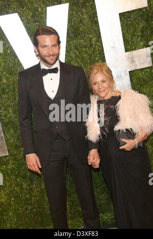 L'acteur Bradley Cooper et Gloria Cooper arrivent à la Vanity Fair Oscar Party Tour au coucher du soleil à West Hollywood, Los Angeles, USA, le 24 février 2013. Photo : Hubert Boesl/dpa Banque D'Images