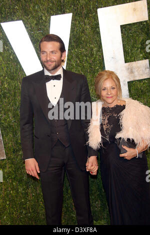 L'acteur Bradley Cooper et Gloria Cooper arrivent à la Vanity Fair Oscar Party Tour au coucher du soleil à West Hollywood, Los Angeles, USA, le 24 février 2013. Photo : Hubert Boesl/dpa Banque D'Images